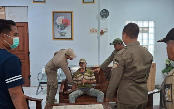 Pria Diduga ODGJ Mengamuk Saat Diamankan Petugas Satpol PP Tuban