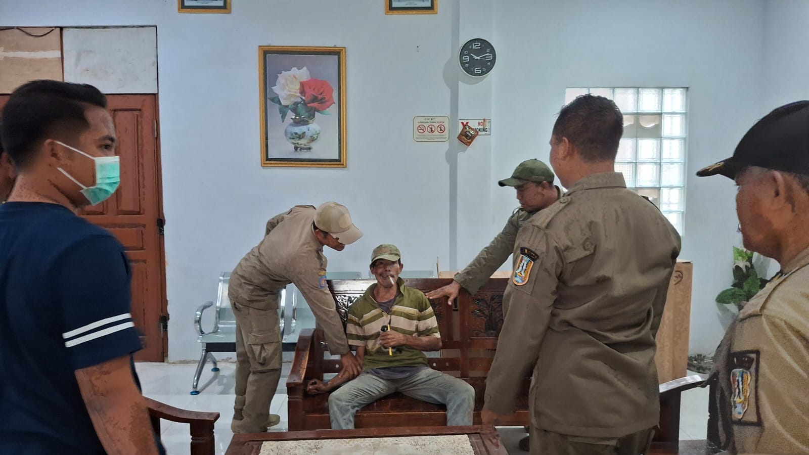 Pria Diduga ODGJ Mengamuk Saat Diamankan Petugas Satpol PP Tuban