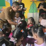 Dukung Program Prabowo, Kades Socorejo Bagikan Susu Gratis Untuk Anak PAUD di Tuban