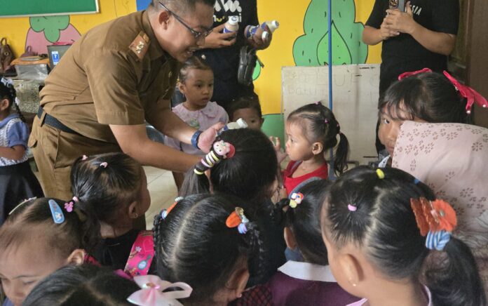 Dukung Program Prabowo, Kades Socorejo Bagikan Susu Gratis Untuk Anak PAUD di Tuban