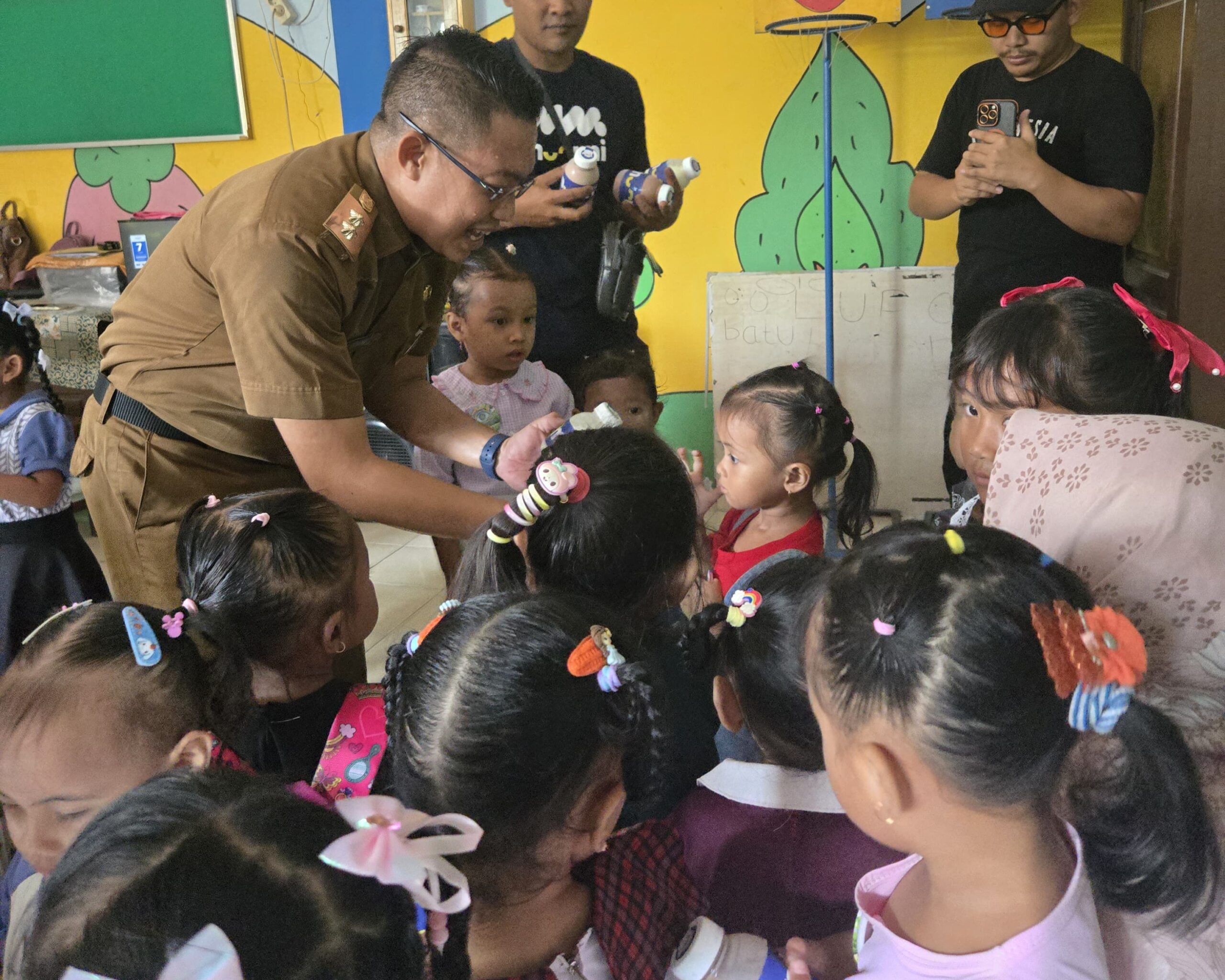 Dukung Program Prabowo, Kades Socorejo Bagikan Susu Gratis Untuk Anak PAUD di Tuban