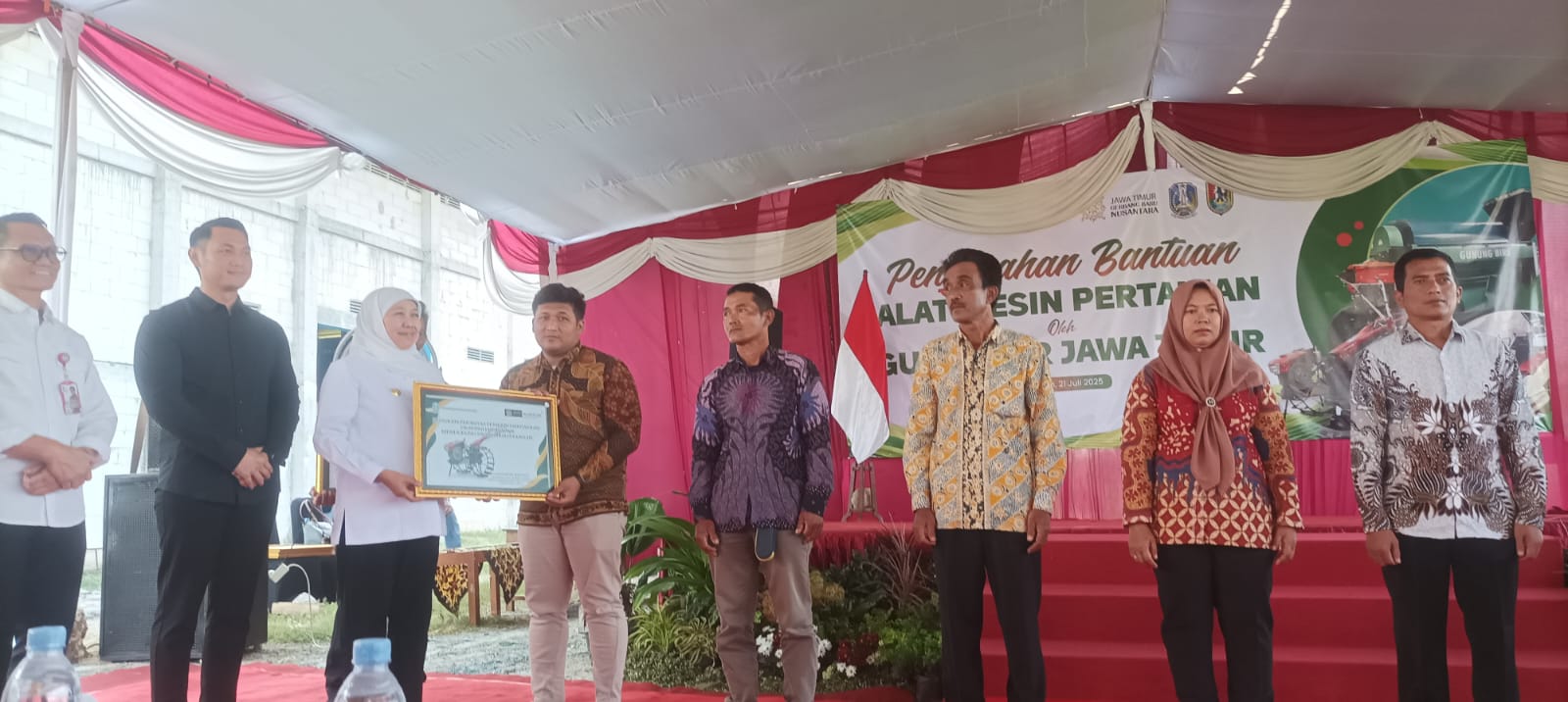 Dukung Ketahanan Pangan Nasional, Gubernur Jatim Serahkan 15 Alat Pertanian