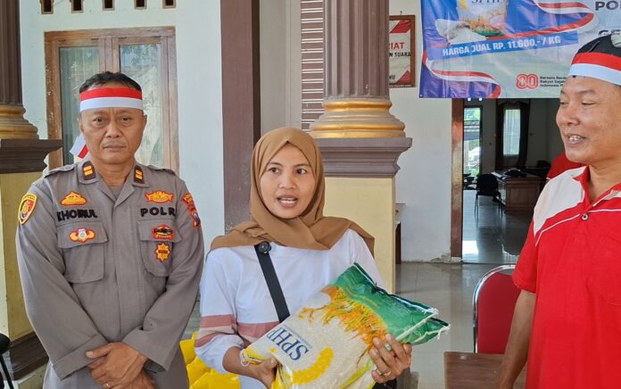 HUT RI ke-80, Polsek Jenu Gelar Gerakan Pangan Murah dan Bagikan Bendera Merah Putih