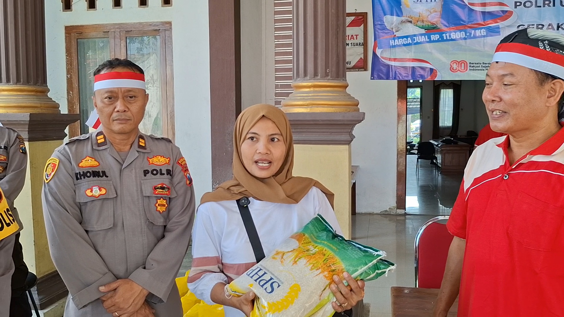 HUT RI ke-80, Polsek Jenu Gelar Gerakan Pangan Murah dan Bagikan Bendera Merah Putih