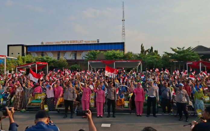 HUT RI ke-80, Kapolres Tuban Merdeka Bersama Nelayan dan Tukang Becak