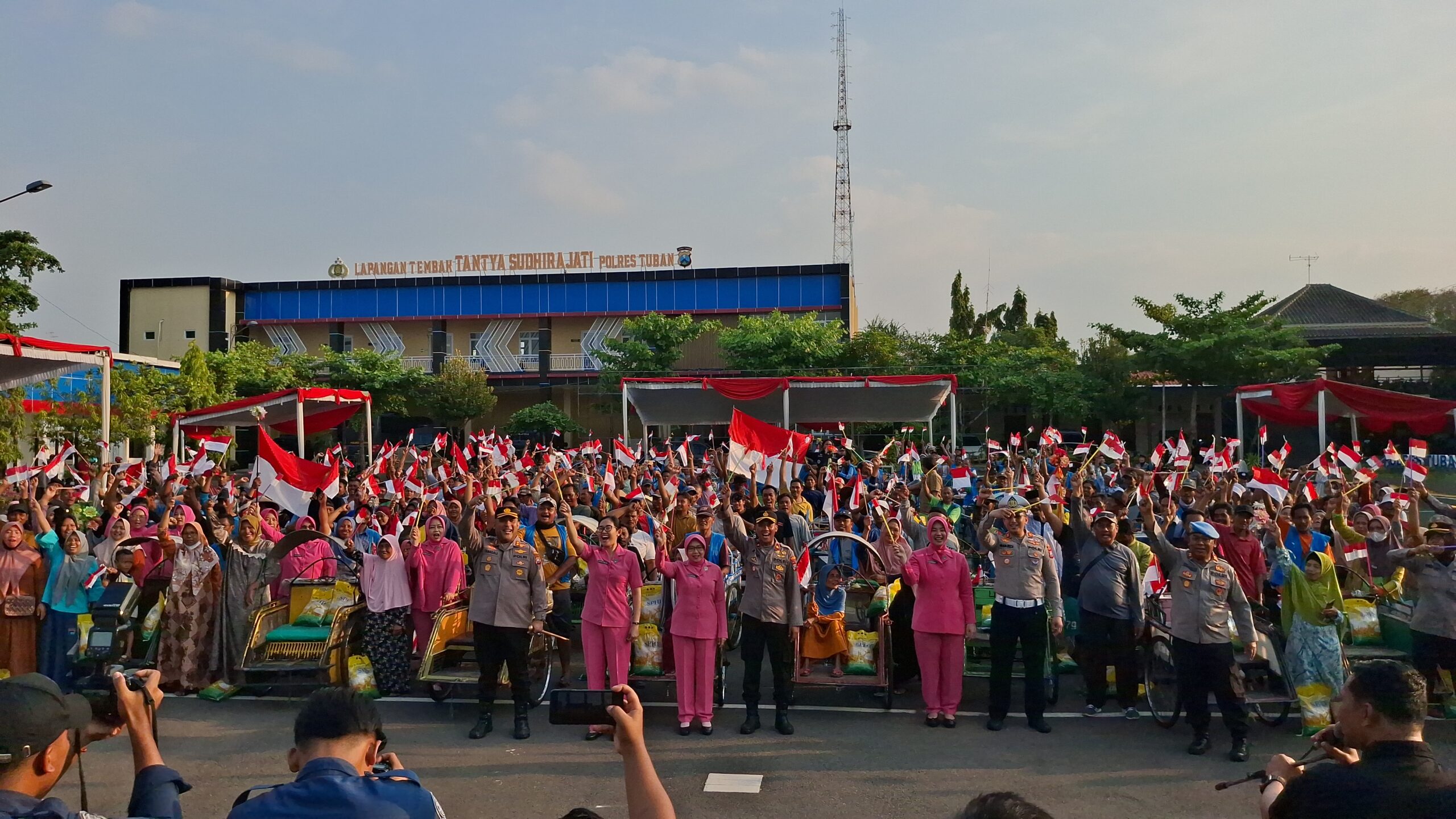 HUT RI ke-80, Kapolres Tuban Merdeka Bersama Nelayan dan Tukang Becak