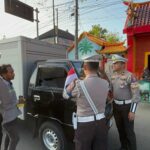 Polres Tuban Bagikan Bendera Merah Putih di HUT RI ke 80