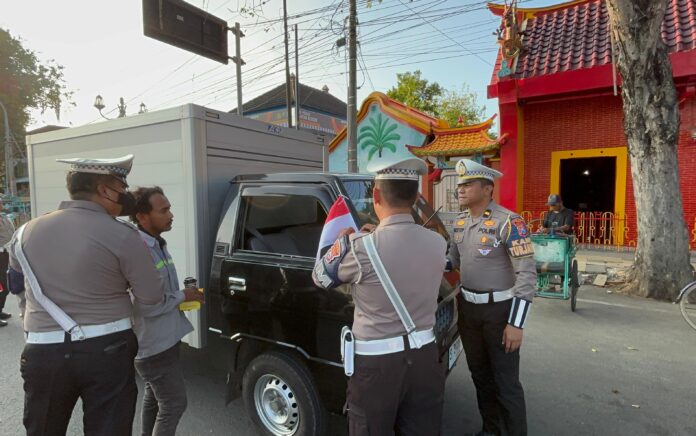 Polres Tuban Bagikan Bendera Merah Putih di HUT RI ke 80