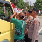 Sebagai Wujud Cinta Tanah Air, Polsek Jenu Bagikan Bendera Merah Putih di HUT RI ke-80