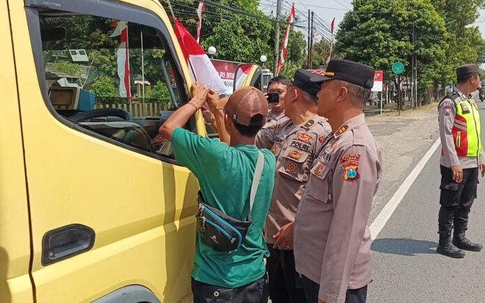 Sebagai Wujud Cinta Tanah Air, Polsek Jenu Bagikan Bendera Merah Putih di HUT RI ke-80
