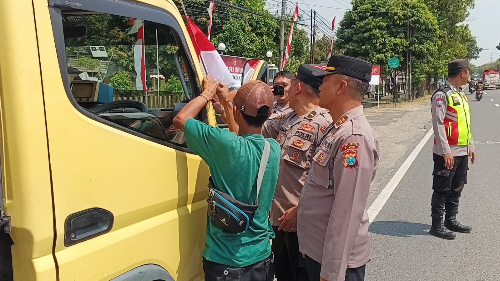 Sebagai Wujud Cinta Tanah Air, Polsek Jenu Bagikan Bendera Merah Putih di HUT RI ke-80