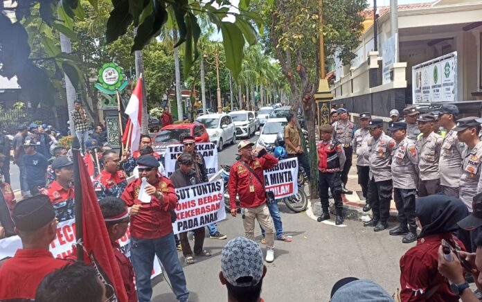 Geruduk PN Tuban, LSM Desak Pemecatan Hakim dan Buka Kembali Kasus Kekerasan Anak