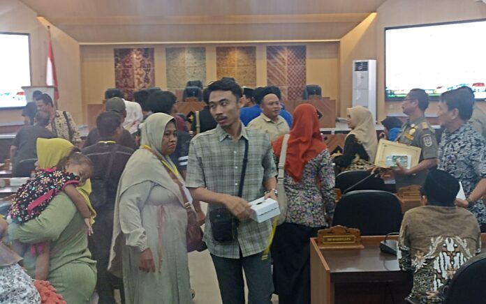 PKL Pantai Boom Mengadu ke DPRD Tuban, Tuntut Kembali ke Alun-Alun