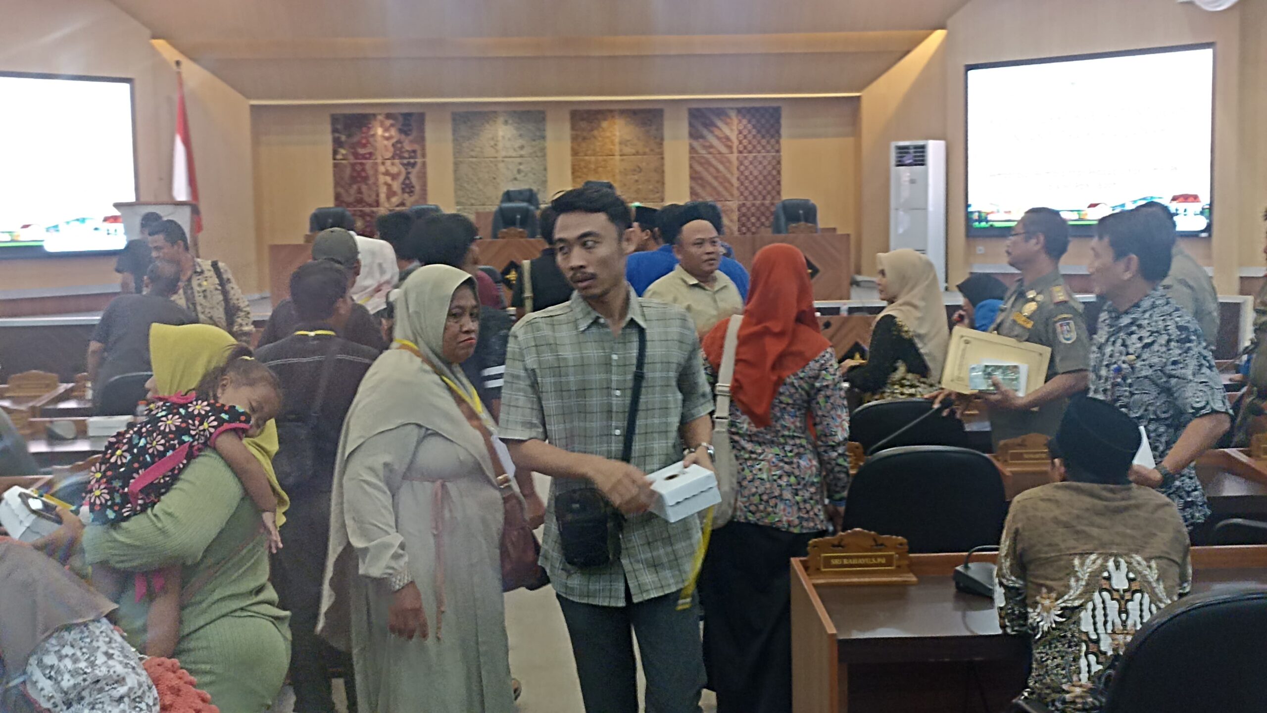 PKL Pantai Boom Mengadu ke DPRD Tuban, Tuntut Kembali ke Alun-Alun