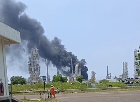 Kebakaran di Kilang TPPI Tuban Picu Kepanikan Massal, Warga Mengungsi ke Pantai