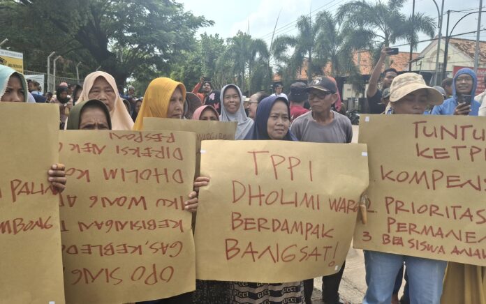 Ratusan Warga Jenu Demo di TPPI, Tuntut Kompensasi Pascakebakaran