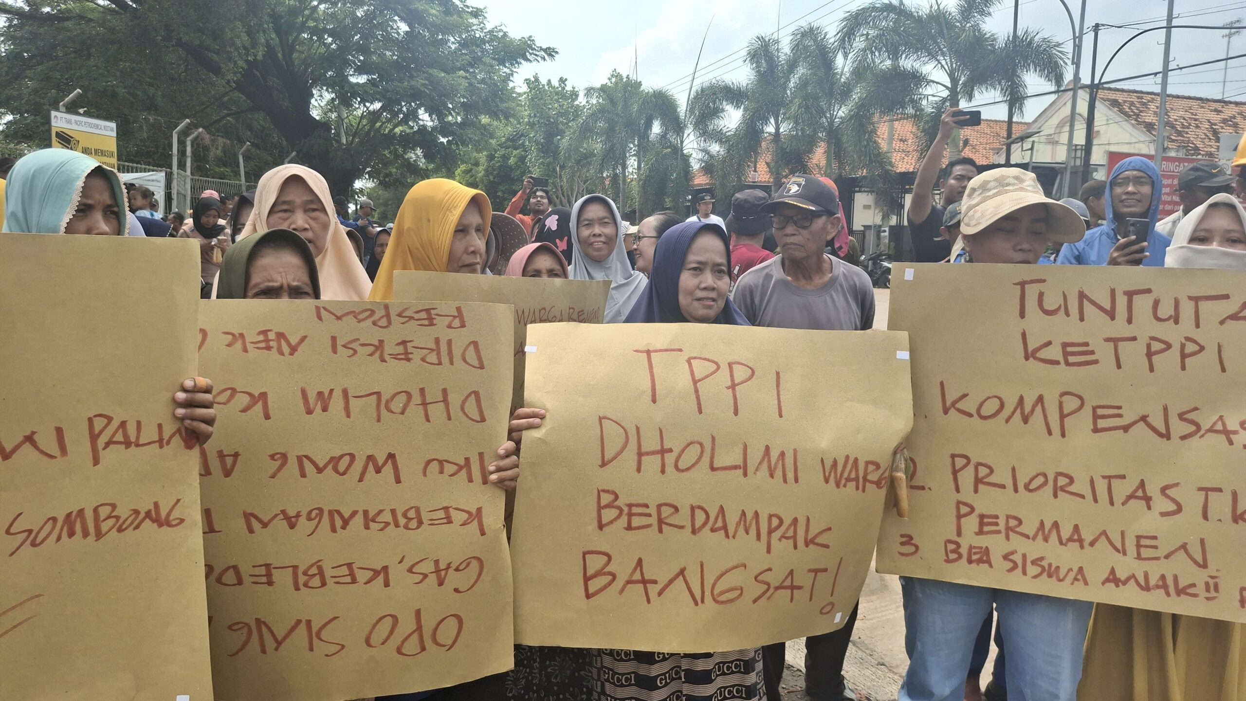Ratusan Warga Jenu Demo di TPPI, Tuntut Kompensasi Pascakebakaran