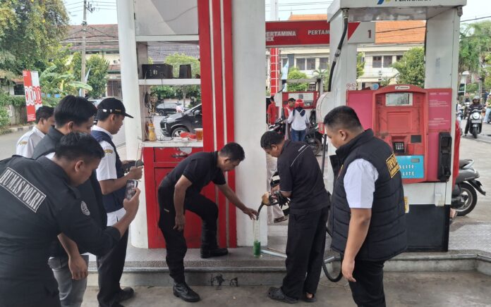 Polres Tuban Sidak SPBU, Pastikan Kualitas Pertalite Masih Sesuai Standar