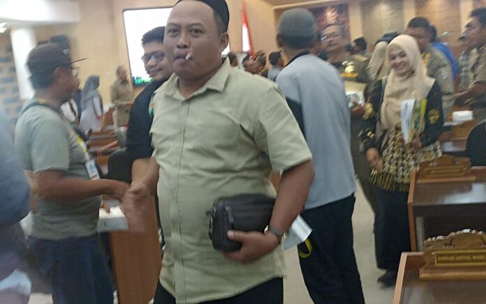 Foto Viral, Anggota DPRD Tuban Tertangkap Merokok di Ruang Paripurna