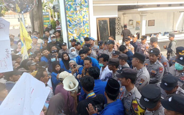 Janji Ikut Turun ke Jalan Bersama PKL dan PMII, Komisi III DPRD Tuban Justru Tak Hadir