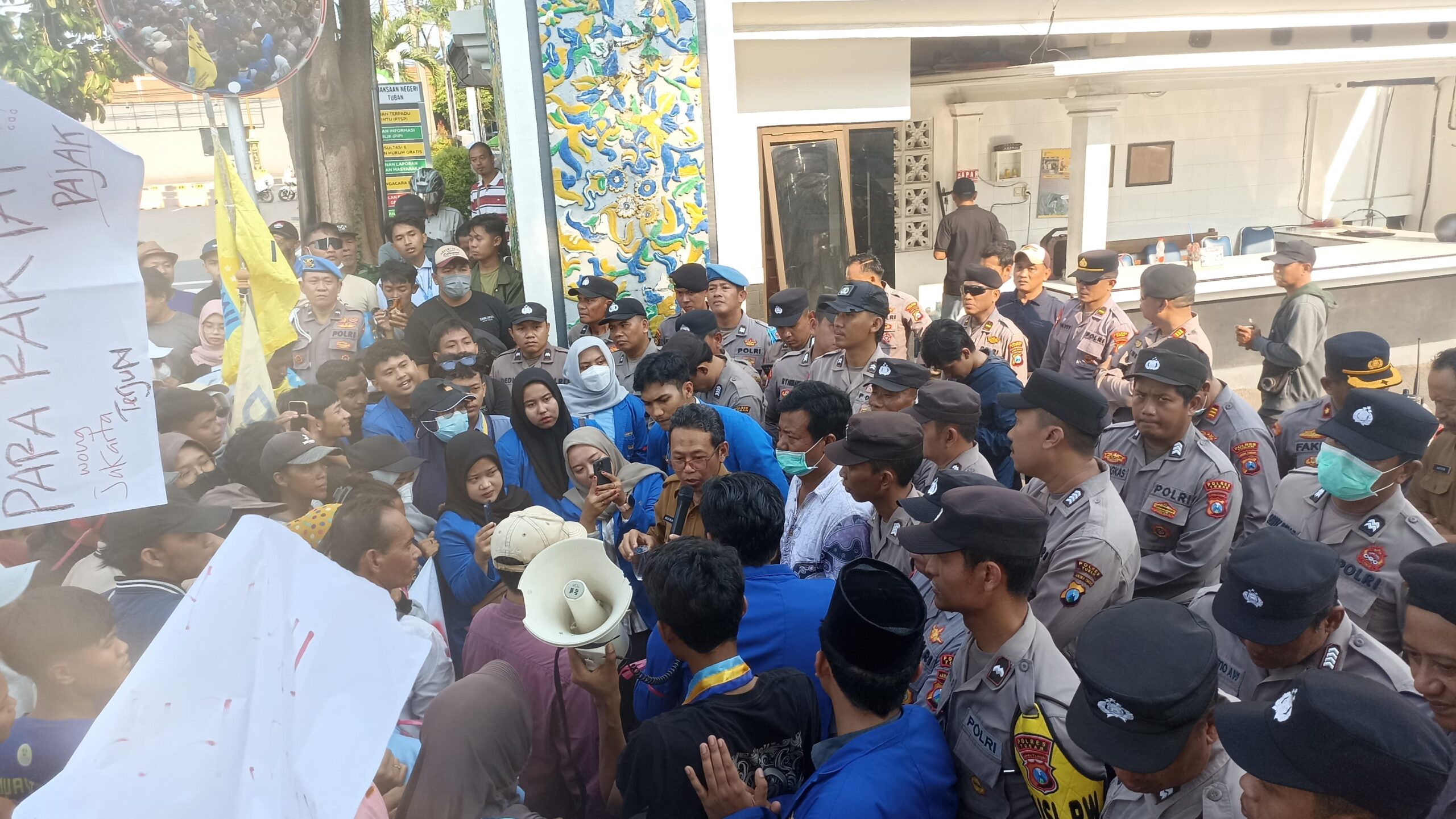 Janji Ikut Turun ke Jalan Bersama PKL dan PMII, Komisi III DPRD Tuban Justru Tak Hadir