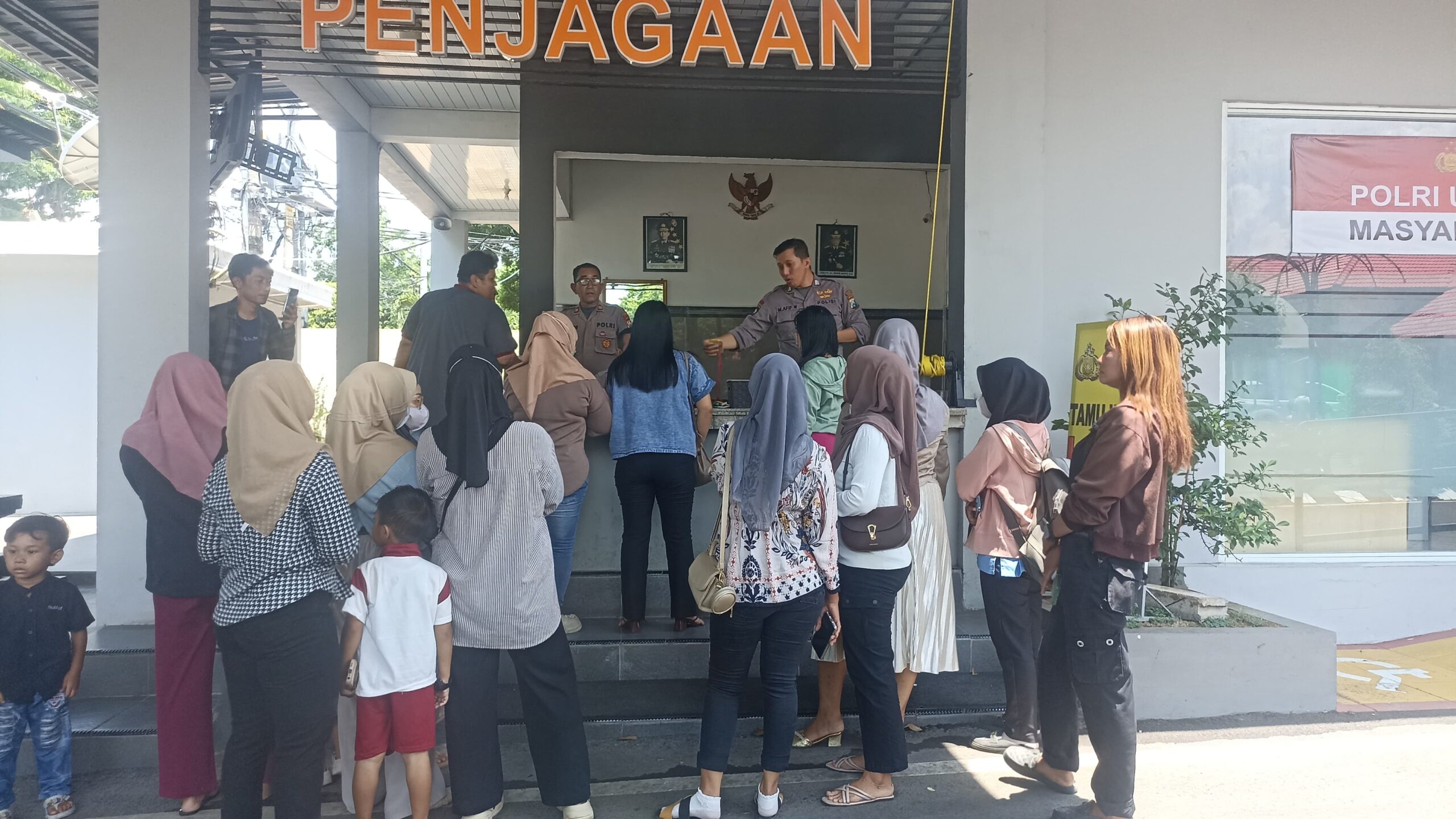 Ibu-ibu Korban Arisan Bodong Datangi Polres Tuban, Harap Pelaku Segera Ditangkap
