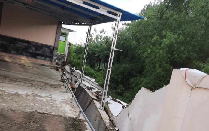 Tembok Belakang Puskesmas Jatirogo Ambruk, Pelayanan Terhenti Sementara