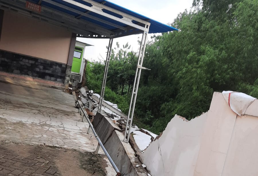 Tembok Belakang Puskesmas Jatirogo Ambruk, Pelayanan Terhenti Sementara