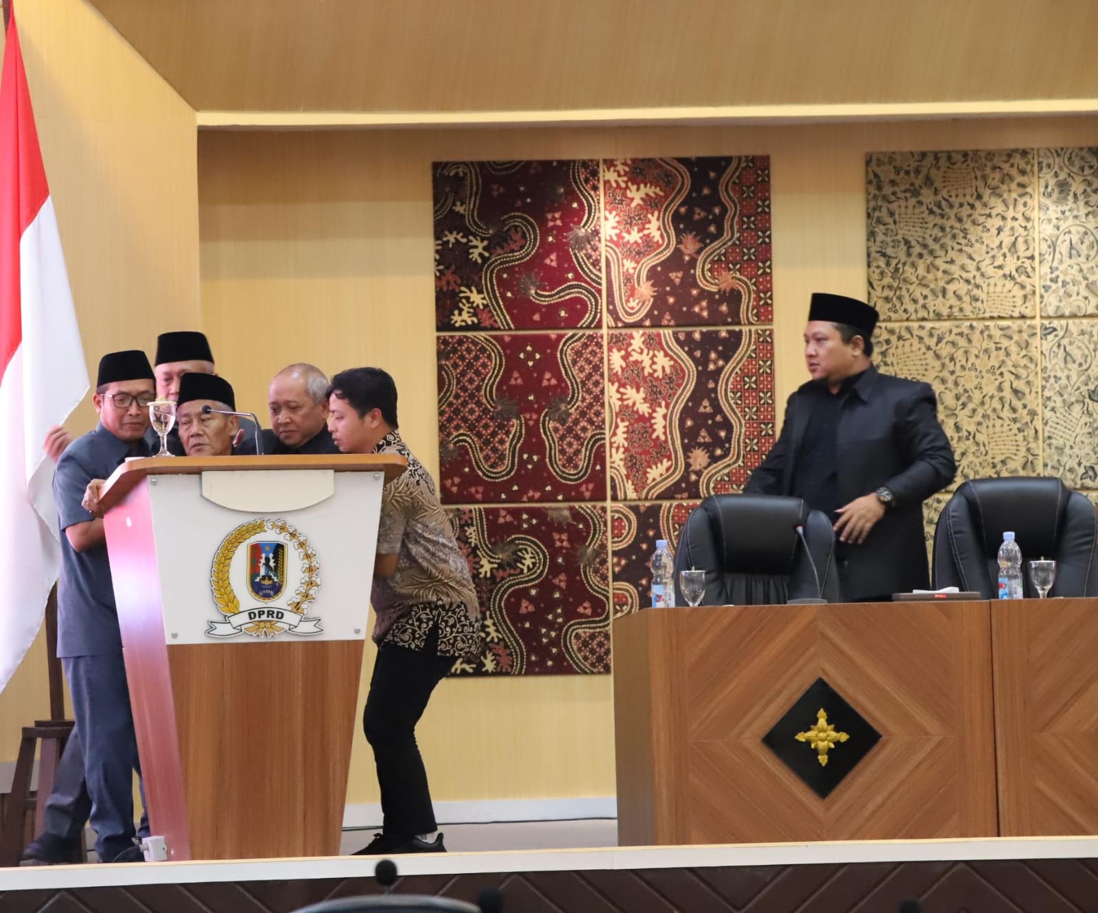 Suasana Tegang di DPRD Tuban, Wabup Pingsan di Depan Peserta Rapat