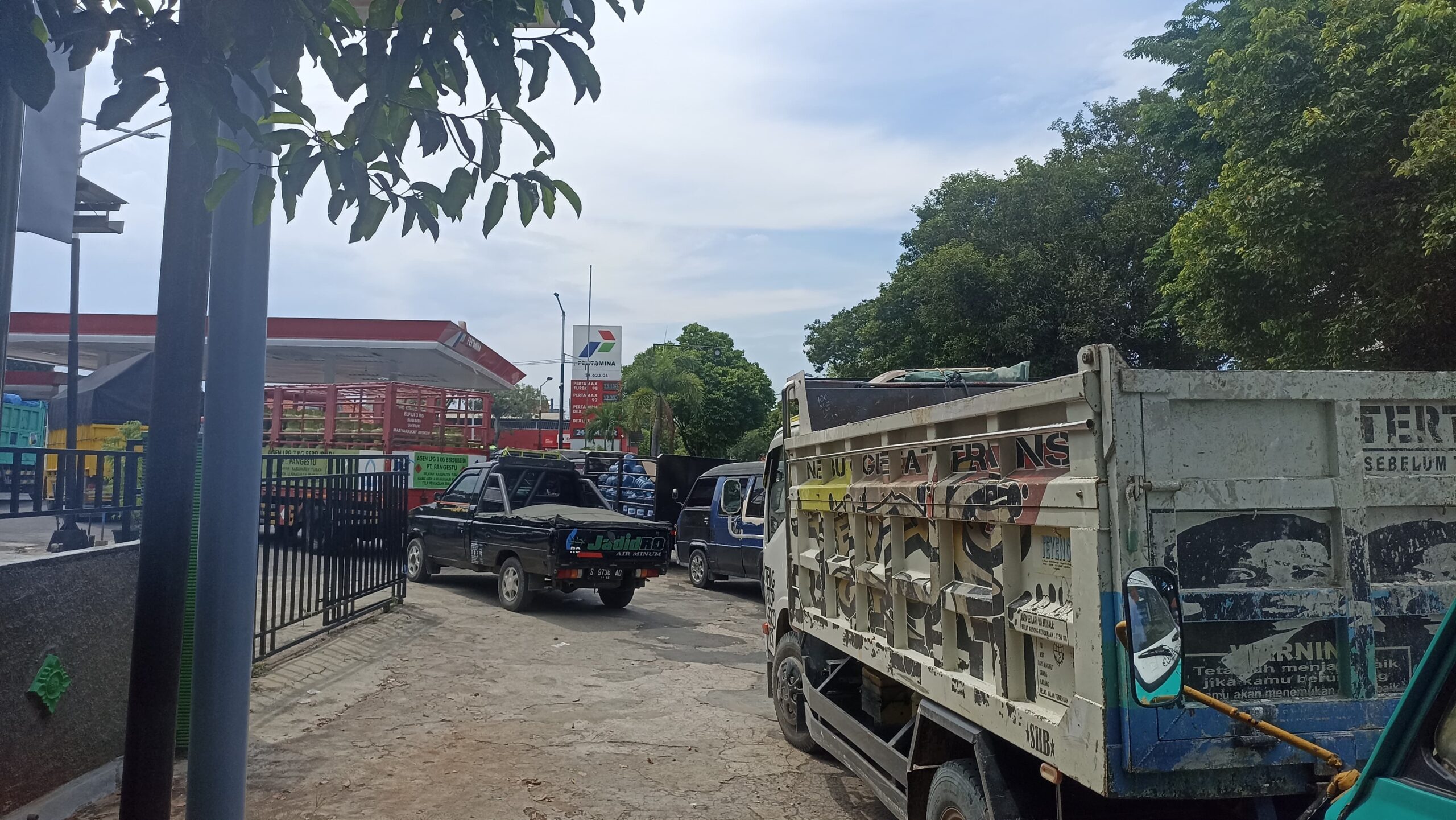 Warga Tuban Terpaksa Antre Berjam-jam, Pertamina: Solar Masih Tersedia