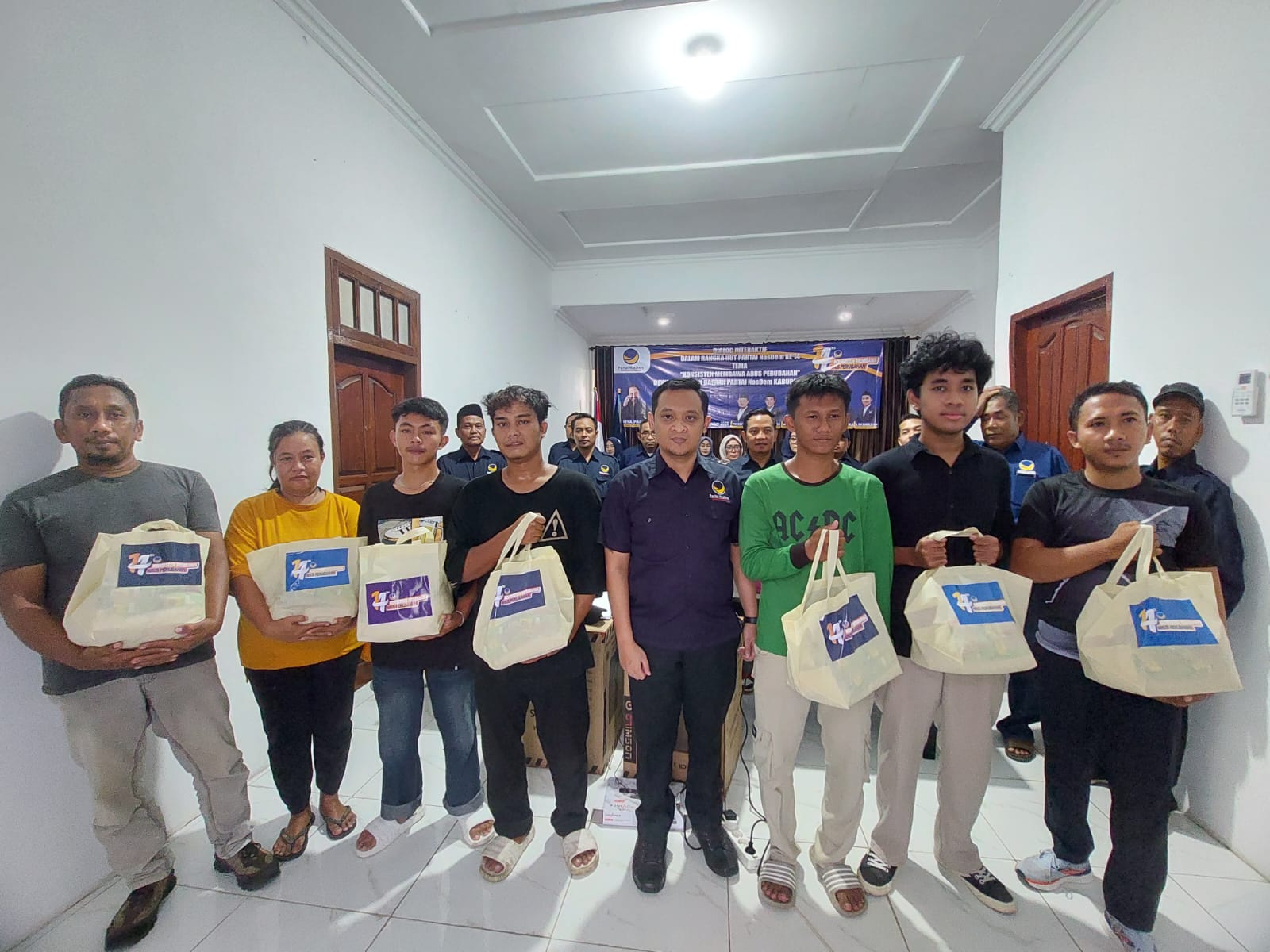 Puncak Peringatan HUT ke-14, DPD Partai NasDem Tuban Bagikan Ratusan Sembako Puncak Peringatan HUT ke-14, DPD Partai NasDem Tuban Bagikan Ratusan Sembako
